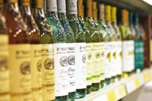 Italienischer Wein im Regal