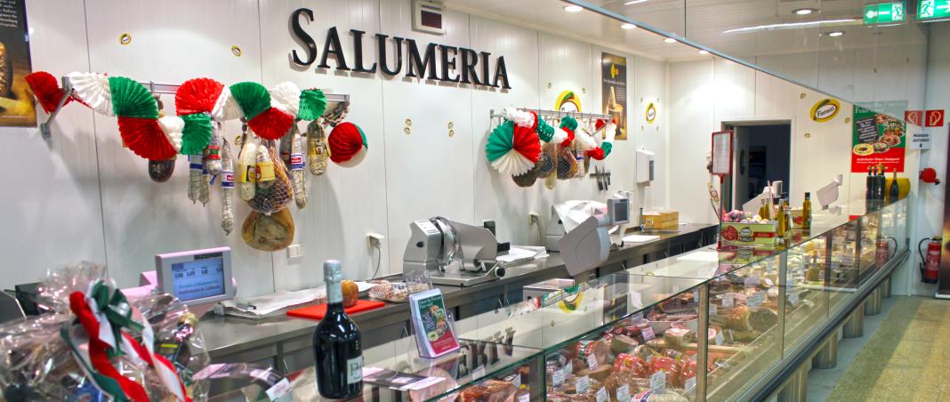 Salumeria mit Fleisch und Käse aus Italien